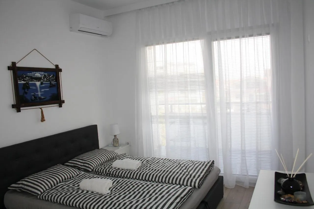 Snajder Apartment, 50M Beach, 2 Bedrooms, 2 Bathrooms, 1Living Room, Self Check-In 0*, Durres