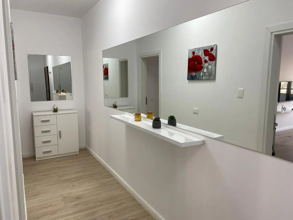 Snajder Apartment, 50M Beach, 2 Bedrooms, 2 Bathrooms, 1Living Room, Self Check-In